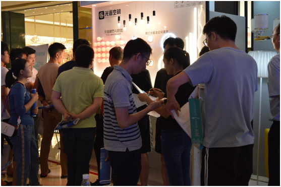 智能燈飾行業(yè)蓬勃發(fā)展 光語(yǔ)空間抓住機(jī)遇