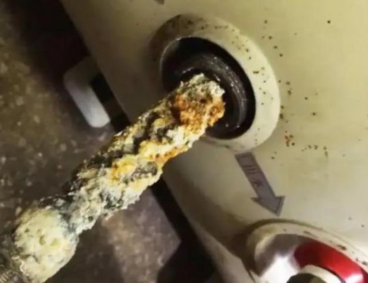 20元的電熱水器鎂棒，自己一樣可以輕松替換！