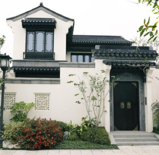 慢慢的大家會選擇中式復古門窗，因為它正好彰顯出個人氣質